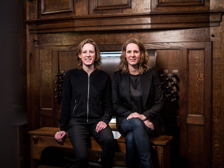 Judith en Tineke Steenbrink op de orgelbank in de basiliek van Boxmeer. Beeld Wouter Jansen.