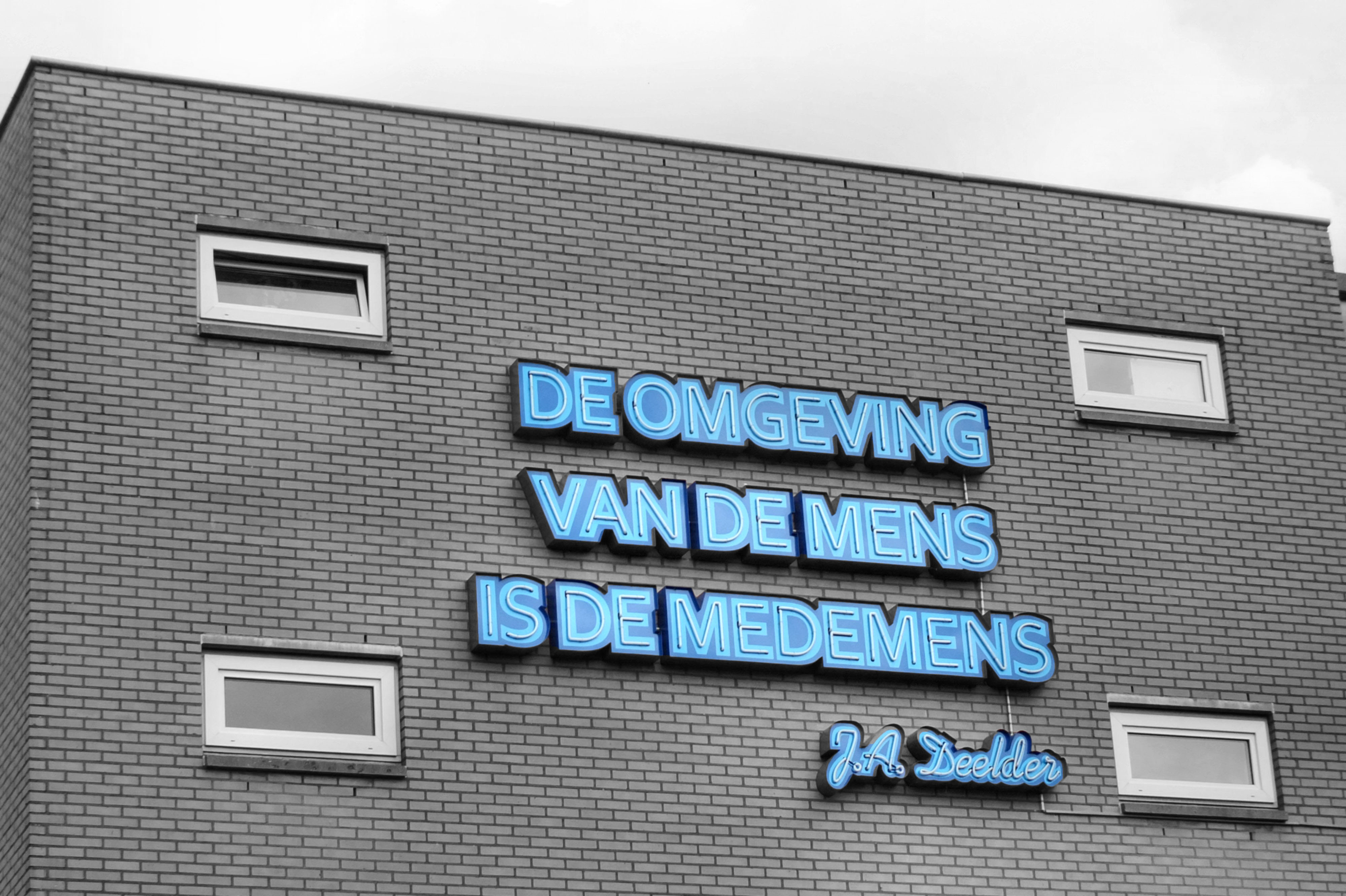 "De omgeving van de mens is de medemens" --Jules Deelder (Rotterdams dichter). [Foto door Gerard Stolk, 2014 (Creative Commons By-NC)](https://www.flickr.com/photos/gerardstolk/14559847872)